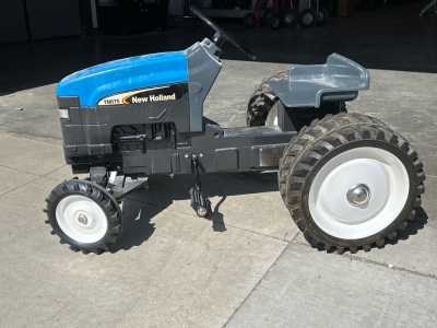 New Holland Pedal Tractor (Turns and Moves Smoothly!)