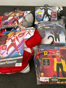 Superheroes to the rescue!! This lot will give your child an awesome selection to choose from for Halloween or play!! Black Panther, “The Brow” from Space Jam-A New Legacy, Robin from Batman, Power Rangers Red Ranger-Original AND Dino Fury (all are size s