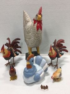 (1) 20&rdquo; Wood Rooster (2) Metal Rooster (4) Assorted Rooster Decor