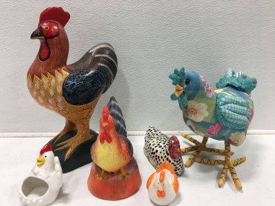 (1) 16&rdquo; Wood Rooster (1) 12&rdquo; Fabric Rooster (4) Assorted Rooster Figurine