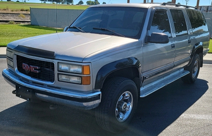 1999 GMC SUBURBAN - 4X4!