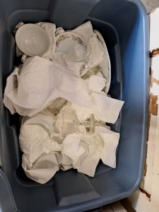 TOTE OF TEA CUPS, TEA PLATES AND GLASSES