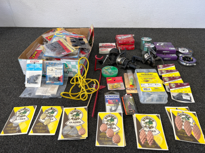 FLAT OF FISHING LURES, HOOKS AND JIGS, HIGH QUALITY FISHING LINE, POLE HOLDER, 3 FISHING REELS