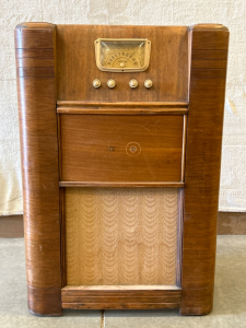 ANTIQUE SILVERTONE RADIO - POWERS ON; PLEASE INSPECT