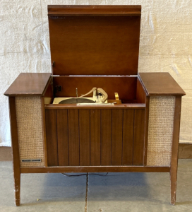 ANTIQUE GENERAL ELECTRIC RECORD PLAYER CONSOLE - POWERS ON; PLEASE INSPECT