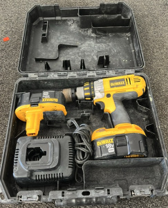 DEWALT 18v DRILL W/ BATTERIES AND CHARAGE (PLEASE INSPECT)