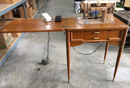 Singer 401a Sewing Machine in Cabinet