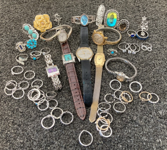 WRIST WATCHES AND FASHION RINGS OF VARIOUS SIZE;