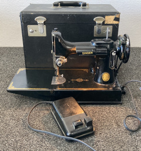 (WORKING) VINTAGE SINGER FEATHERWEIGHT SEWING MACHINE WITH CASE -SERIAL AK770278