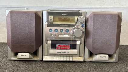 VINTAGE SANYO DIGITAL SYNTHESIZER SYSTEM BOOMBOX- POWERS ON; PLEASE INSPECT