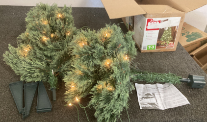4FT' PRE-LIT CHRISTMAS TREE (WORKS) COMPLETE; PLEASE INSPECT
