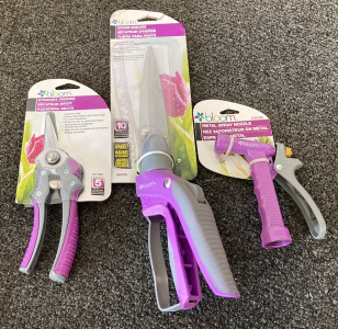 BLOOM STRAIGHT PRUNER, GRASS SHEARS AND METAL SPRAY NOZZLE&mdash; NEW IN PACKAGE; PLEASE INSPECT
