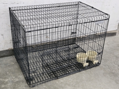 34x24x35 PET KENNEL W/ DISHES; PLEASE INSPECT