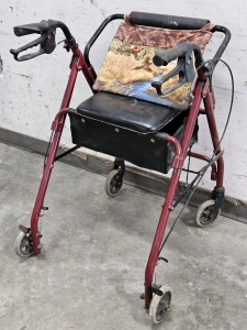 SEATED WALKER W/ QUILTED BAG