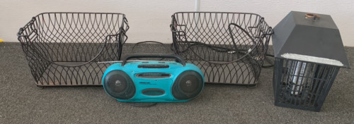 SMALL DYNAMIC SUPER SOUND RADIO W/ SOUNDESIGN AM-FM STEREO RECIEVER/ CASSETTE RECORDER, (2) WIRE BASKETS/VEGGIE TRAYS, STINGER HIGH PERFORMANCE UV15 BUG ZAPPER