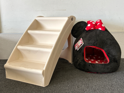 MINNIE MOUSE PET HOUSE/DOME AND PET STEPS