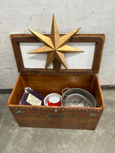 32” LONG WOOD CHEST, LARGE STOCKPOT (NO LID) SMALLER STOCKPOT (WITH LID), SAUCE PAN, GLASA SWRVING BOWL, 2 LEGO MUGS, QUEEN SIZE SHEETS AND A METAL STAR WALL HANGING.