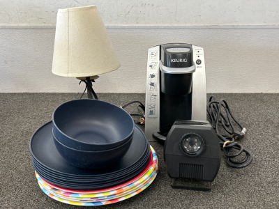 KEURIG SINGLE CUP MACHINE (POWERS ON), SMALL TABLE LAMP (WORKS), SMALL STROBE LIGHT (WORKS) AND PLASTIC PLATES AND BOWLS