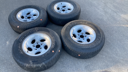 FORD. 15&rdquo;X7&rdquo; RIMS WITH TOYO TIRES