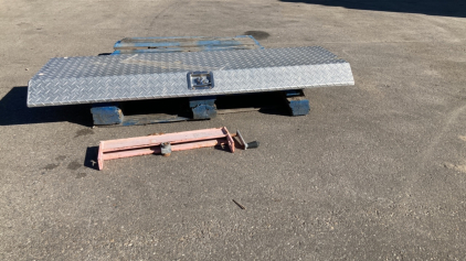 DIAMOND PLATE STORAGE BOX 5&rsquo;X18&rdquo;x3.5&rdquo; W/LEVELING TOOL
