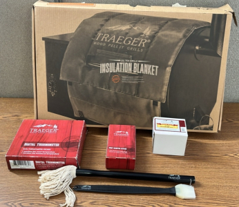 TRAEGER LIL TEX GRIILLS INSULATED BLANKET, THERMOMETERS AND MORE . PLEASE INSPECT.