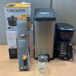 1.5 QT ROUND SMALL CROCK POT (UNABLE TO TEST) W/ MAINSTAYS 6-SPEED BLENDER (UNABLE TO TEST), CHEFS PLANET NONSTICK OVENLINER (23 IN X 16.25 IN) AND A RECTANGULAR STEP TRASH CAN W/ MR. COFFEE COFFEE MAKER ( UNABLE TO TEST) AND (1) SMALL WINE GLASS; PLEASE