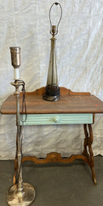 WOOD ENTRY TABLE, STANDING FLOOR LAMP, AND GLASS LAMP ( UNTESTED, NO LIGHTBULBS)