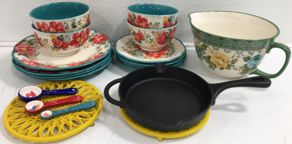 (1) 12-Piece Pioneer Woman Dinnerware Set (Vintage Floral) (1) Pioneer Woman Mixing Bowl (1) Pioneer Woman Cast Iron Pan & More!