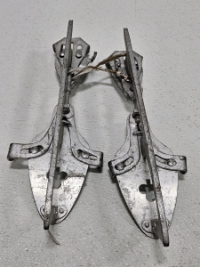 ANTIQUE ICE SKATES