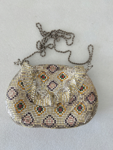 VINTAGE METAL MESH STYLE HANDBAG.