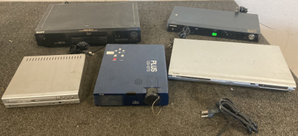 DVD PLAYERS - ALL POWER ON (NO REMOTES) AND PROJECTOR (WORKS)
