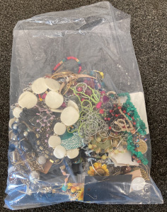 BAG OF FASHION JEWELRY INCLUDING: EARRINGS, NECKLACES, BRACELETS, AND MORE