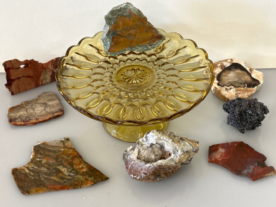 LAPIDARY CUT PIECES OF BRECCIATED JASPER, PETRIFIED WOOD, RED JASPER, POLYCHROME JASPER, AGATE GEODE, MOISSANITE AND A GLASS CAKE PLATE