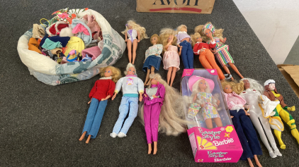 BARBIE DOLLS AND ACCESSOIRES WITH X-MEN TOYS