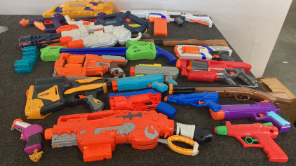 LOT OF TOY DART GUNS