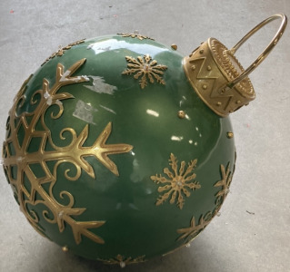 19” Indoor/Outdoor Green and Gold Light Up Ornament