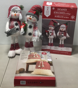 (2) Costco 24” Plush Christmas Snowmen (2) CG Hunter Jumbo 27” x 36” Christmas Gift Bags