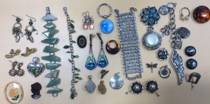 Assorted Beautiful Fashion Jewelry Items Including (5) Earrings (2) Bracelet’s (7) Pendant’s & More!