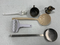 (1) UTENSIL STORAGE BIN, (1) LEMON/LIME SQUEEZER, (1) HAMILTON BEACH COOKING THERMOMETER, (1)SMALL METAL SPICE GRATER, (2) METAL COOKING RACKS AND MORE - 2