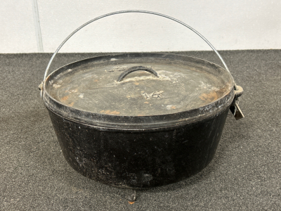 LODGE 14 DUTCH OVEN WITH LID