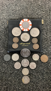 COIN PURSE WITH US AND FOREIGN COINS INCLUDING: INDIAN HEAD CENTS, KENNEDY HALF DOLLAR AND MORE