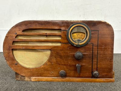 VINTAGE EARLY 1940’S RADIO. UNABLE TO TEST.