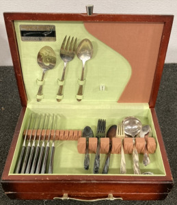 BOX OF SILVERWARE