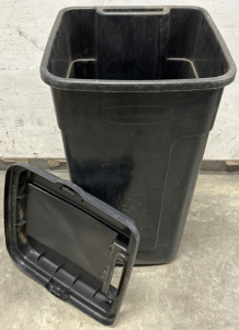 RUBBERMAID ROUGHNECK 50 GALLON TRASH CAN