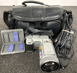 SONY MPEG MOVIE HQX DIGITAL STILL CAMERA WITH POWER CABLES AND MEMORY STICKS - CAMERA POWERS ON