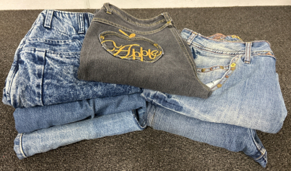 (6) PAIRS OF WOMANS JEANS - SIZES VARY