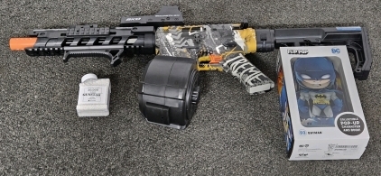 AUTOMATIC ELECTRIC AIRSOFT RIFLE W/ (20,000) DEHYDRATED GEL BULLETS, NEW FLIP POP BATMAN CHARACTER & BOOK