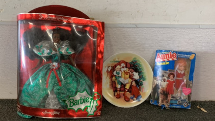 (1) HAPPY HOLIDAYS SPECIAL EDITION BARBIE, (1) VINTAGE THE WORLD OF ANNIE KNICKERBOCKER TOY, AND (1) RONALD MCDONALD ANTIQUE PLATE