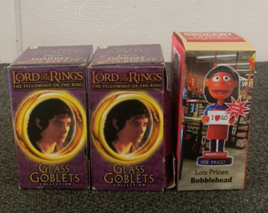 (2) THE LORD OF THE RINGS “THE FELLOWSHIP OF THE RING” GLASS GOBLETS, (1) GROCERY OUTLET LOIS PRICES BOBBLE HEAD