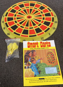 PLASTIC DART BOARD WITH 5 DARTS AND TIPS